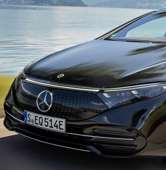A close up of the front of.=f a Mercedes Benz EQS